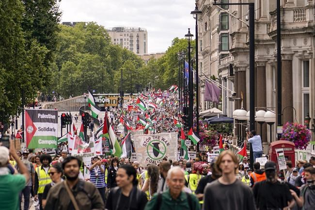 Police officers injured as far-right activists face off against anti-racism groups across UK | iNFOnews.ca Police officers injured as far-right activists face off against anti-racism groups across UK | iNFOnews.ca