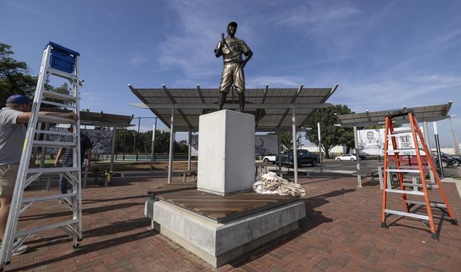 A rebuilt bronze Jackie Robinson statue returns to Kansas 6 months after the original was stolen | iNFOnews.ca A rebuilt bronze Jackie Robinson statue returns to Kansas 6 months after the original was stolen | iNFOnews.ca