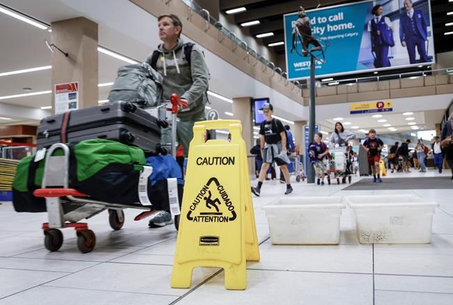 Traveller describes pouring water, falling ceiling tile at storm-hit Calgary airport | iNFOnews.ca Traveller describes pouring water, falling ceiling tile at storm-hit Calgary airport | iNFOnews.ca