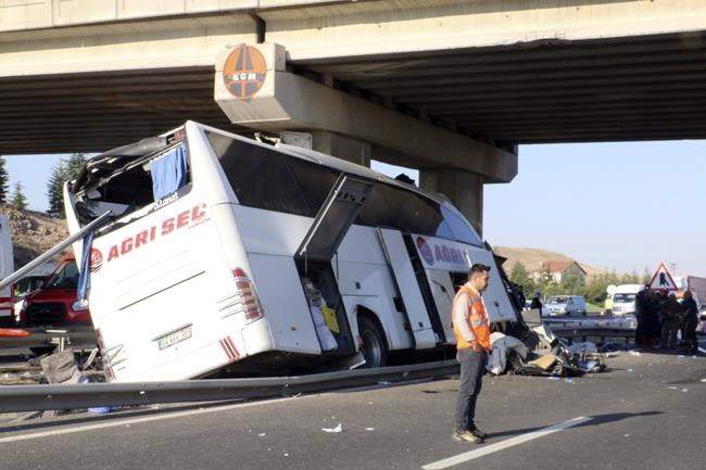 A bus crashes into a pillar of an overpass in Turkey, killing 9 people and injuring 26 others | iNFOnews.ca A bus crashes into a pillar of an overpass in Turkey, killing 9 people and injuring 26 others | iNFOnews.ca