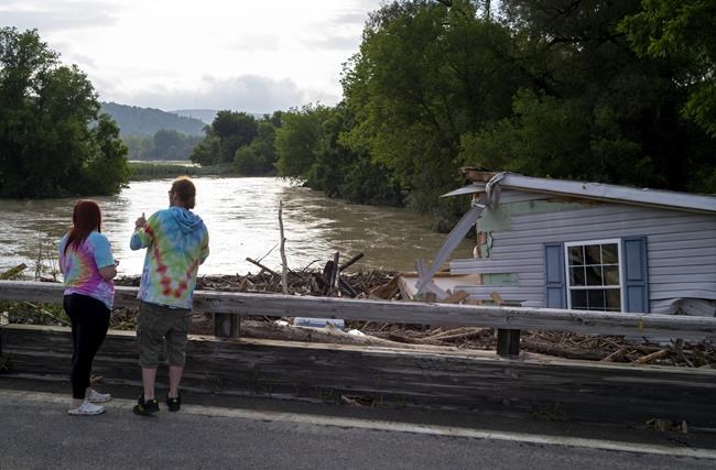 Debby's aftermath leaves thousands in the dark; threatens more flooding in the Carolinas | iNFOnews.ca