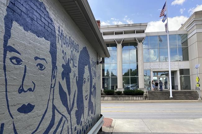Suspect in shooting outside a Kentucky courthouse has died from a self-inflicted gunshot wound | iNFOnews.ca Suspect in shooting outside a Kentucky courthouse has died from a self-inflicted gunshot wound | iNFOnews.ca