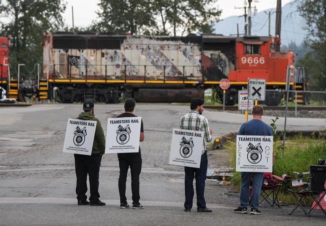 Teamsters challenge minister’s move to resume rail service as shutdown drags on | iNFOnews.ca