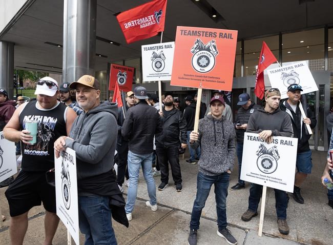 Rail stoppage: Montreal commuters eye alternatives as trains halted for second day | iNFOnews.ca