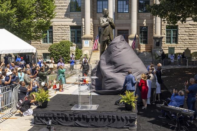 Crowd on hand for unveiling of John Lewis statue at spot where Confederate monument once stood | iNFOnews.ca