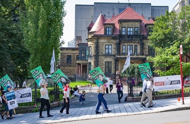 McGill law professors launch unlimited strike on first week of classes | iNFOnews.ca McGill law professors launch unlimited strike on first week of classes | iNFOnews.ca