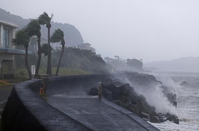 Typhoon Shanshan begins dumping rain on parts of Japan, leaving 1 dead and several injured | iNFOnews.ca