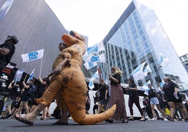 Quebec nurses threaten to stop working overtime as talks continue for new contract | iNFOnews.ca Quebec nurses threaten to stop working overtime as talks continue for new contract | iNFOnews.ca