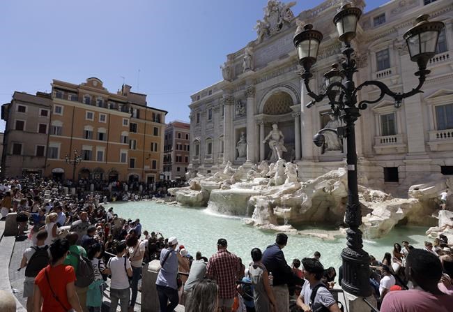 Rome considers imposing a fee to discourage crowds and plunges at Trevi Fountain | iNFOnews.ca