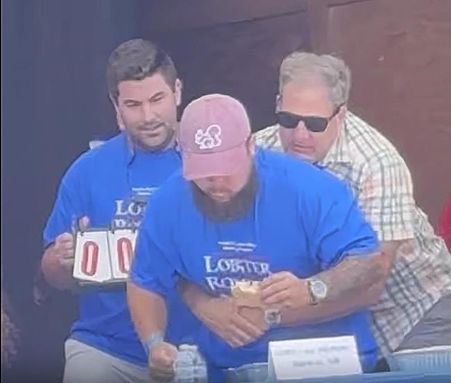 New Hampshire governor helps save man choking on lobster roll at eating contest | iNFOnews.ca
