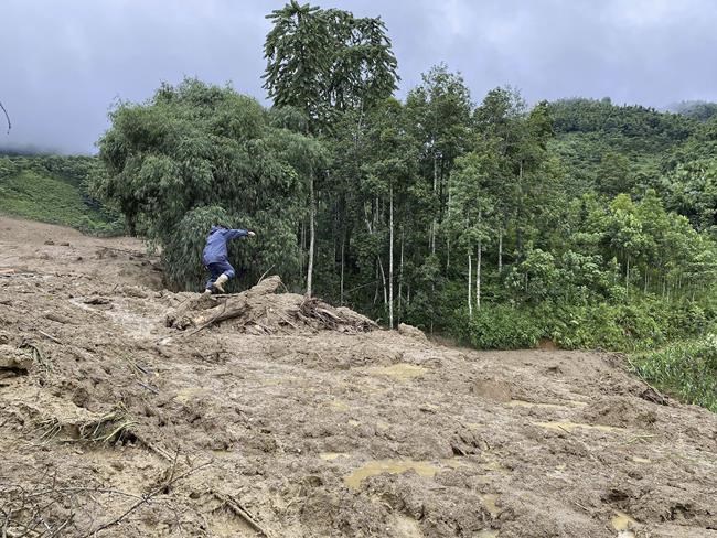 Flash flood sweeps away hamlet as Vietnam's storm toll rises to 155 dead | iNFOnews.ca Flash flood sweeps away hamlet as Vietnam's storm toll rises to 155 dead | iNFOnews.ca