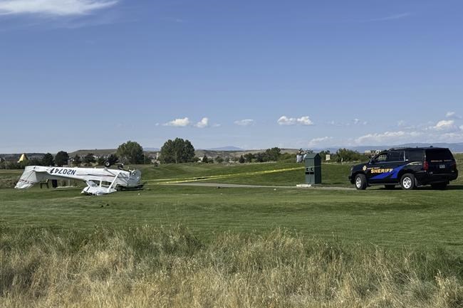 2 people walk away after a small plane crashes at a Denver-area golf course | iNFOnews.ca 2 people walk away after a small plane crashes at a Denver-area golf course | iNFOnews.ca