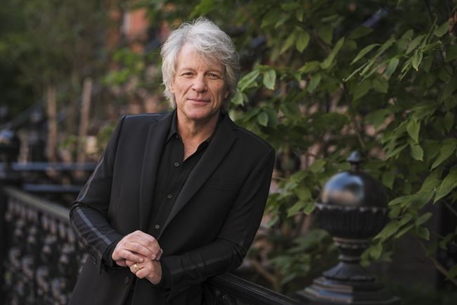 Jon Bon Jovi helps talk woman down from ledge on Nashville bridge | iNFOnews.ca