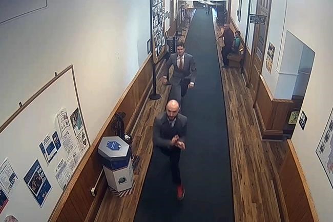 Jurors help detain a man who flees a Maine courthouse in handcuffs | iNFOnews.ca