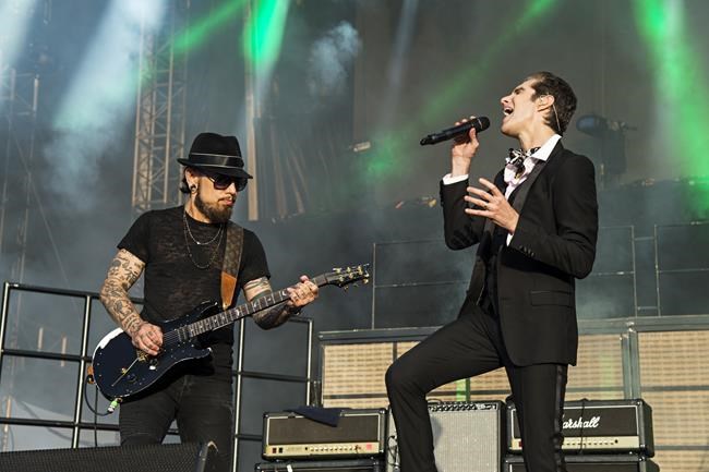 Wife of Jane's Addiction frontman says tension and animosity led to onstage scuffle | iNFOnews.ca