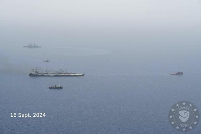 Burning oil tanker is safely towed away from Yemen after rebel attacks | iNFOnews.ca Burning oil tanker is safely towed away from Yemen after rebel attacks | iNFOnews.ca