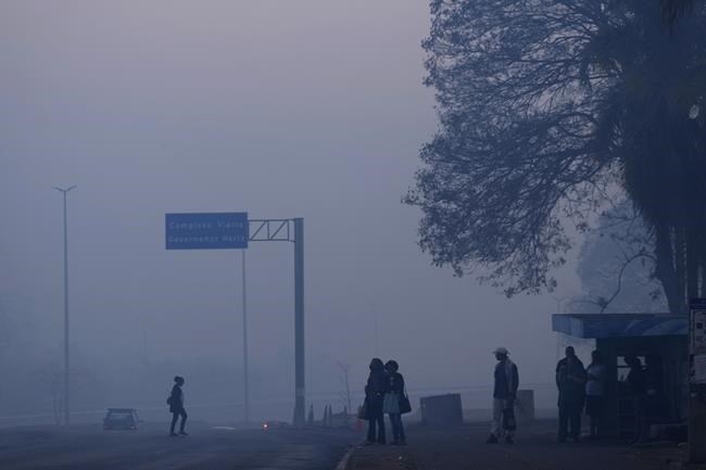 Brazilian firefighters battle national park wildfire that is enveloping Brasilia in smoke | iNFOnews.ca Brazilian firefighters battle national park wildfire that is enveloping Brasilia in smoke | iNFOnews.ca