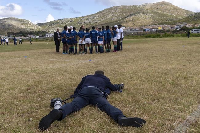 Prince William meets young environmentalists and plays rugby on first day of South Africa visit | iNFOnews.ca