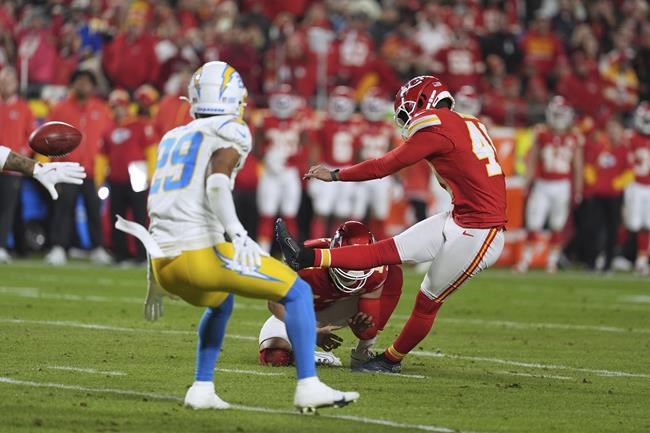 Chiefs win 9th straight AFC West title, beating Chargers 19-17 on late field goal | iNFOnews.ca