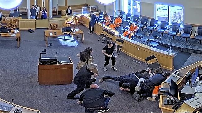 New Mexico courtroom devolves into brawl as three people rush defendant in homicide case | iNFOnews.ca New Mexico courtroom devolves into brawl as three people rush defendant in homicide case | iNFOnews.ca