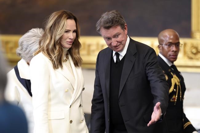 Canadian fans irked by Wayne Gretzky's affiliations with Trump amid tensions | iNFOnews.ca Canadian fans irked by Wayne Gretzky's affiliations with Trump amid tensions | iNFOnews.ca