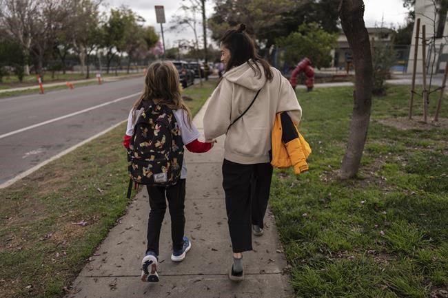 Parents and kids navigate talks of loss and tragedy as they return home after LA area fires | iNFOnews.ca Parents and kids navigate talks of loss and tragedy as they return home after LA area fires | iNFOnews.ca