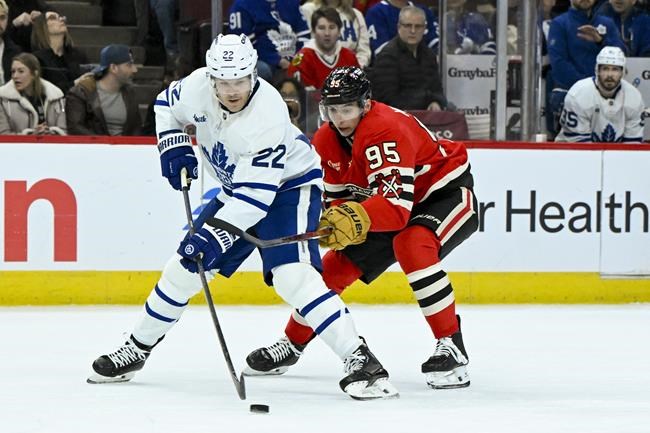 Robertson scores 2 goals in the 2nd period as the Maple Leafs beat the Blackhawks 5-2 | iNFOnews.ca