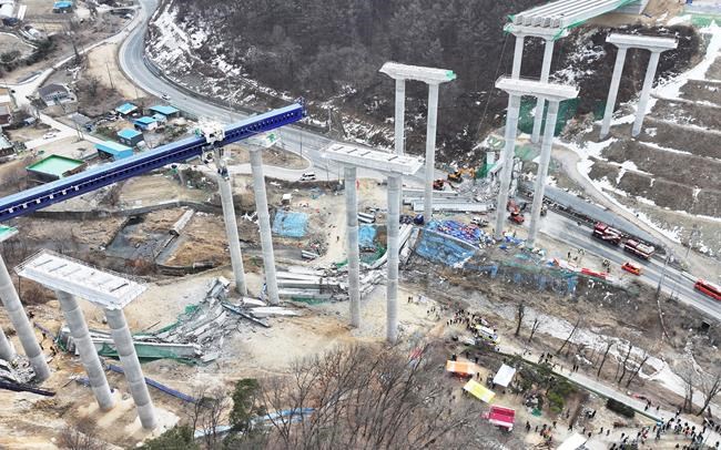 An elevated part of a highway being built in South Korea collapses, killing 3 workers | iNFOnews.ca