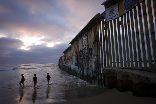 Immigration officials say everyone living in the US illegally must register. What does that mean? | iNFOnews.ca
