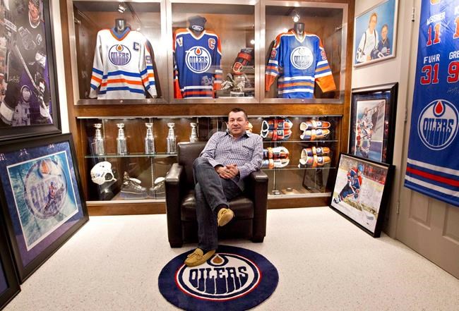 Gretzky super fan, memorabilia market undeterred by outrage over Trump connection | iNFOnews.ca