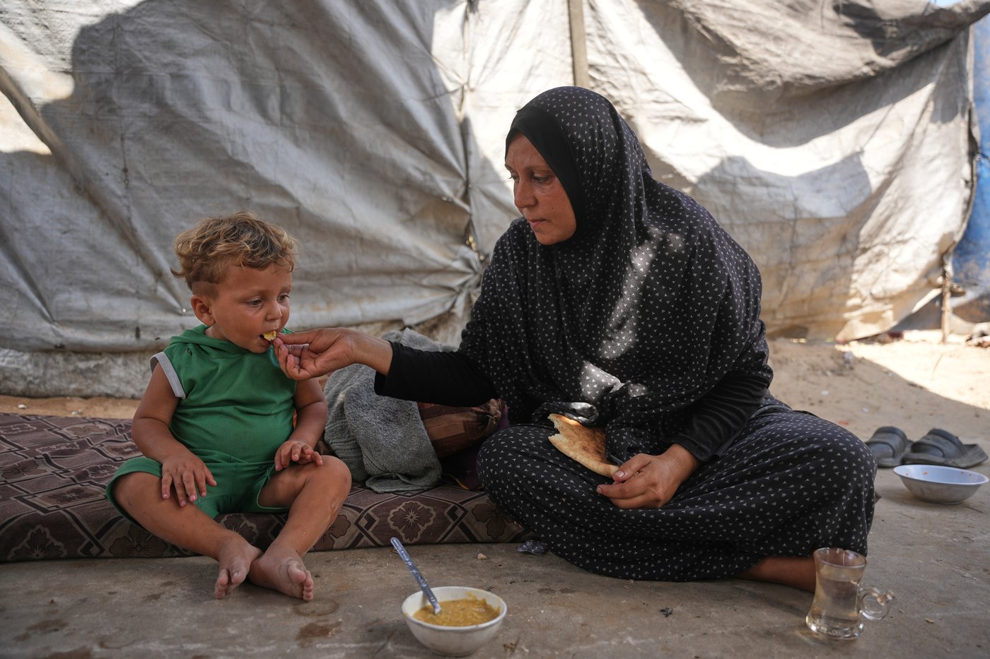 Palestinians in Gaza scavenge trash for things to burn to cook meals, in photos | iNFOnews.ca