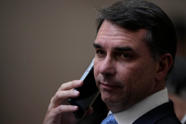 Brazil presidential hopeful Flávio Bolsonaro denies wrongdoing after asking banker for millions | iNFOnews.ca