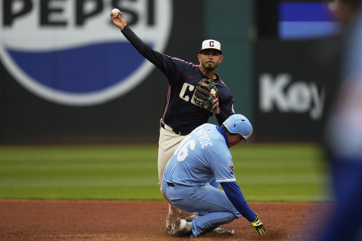 Gabriel Arias hits a 3-run homer to propel Guardians to 7-0 victory over Royals | iNFOnews.ca