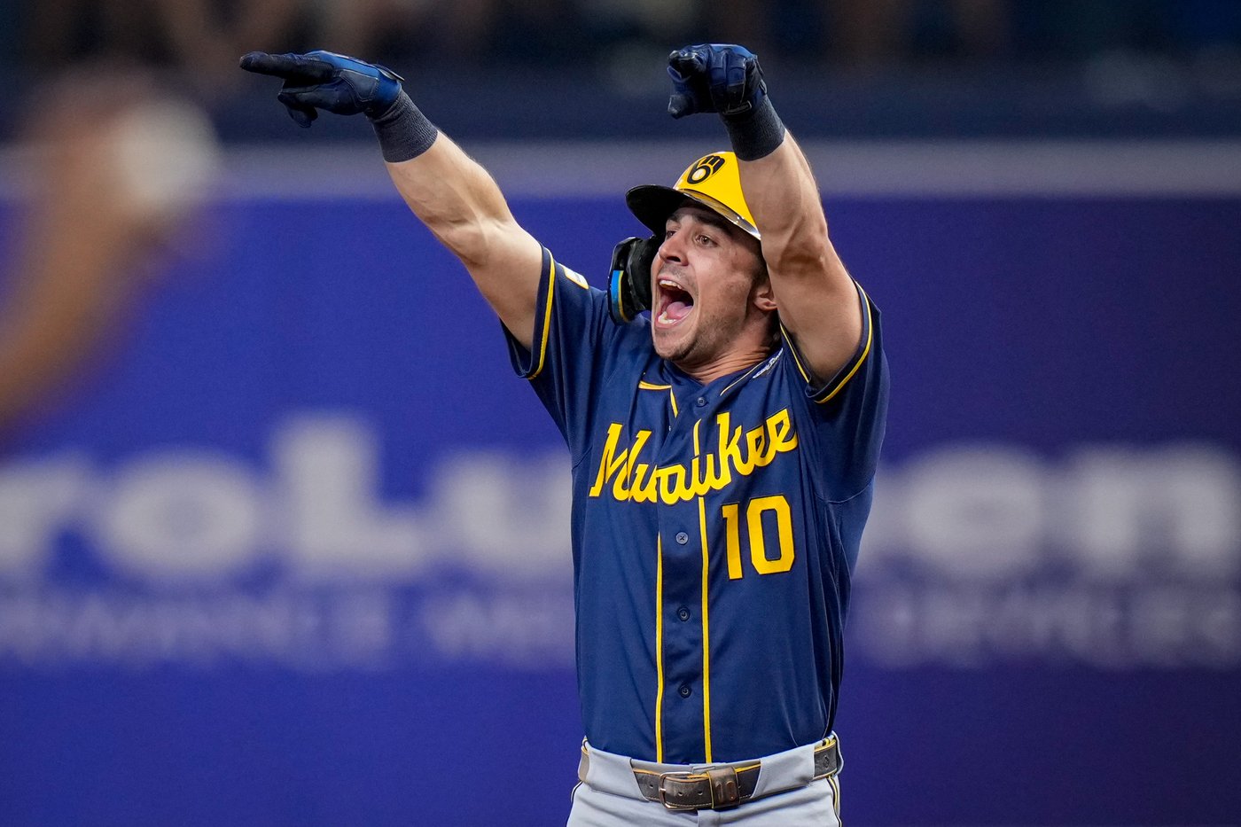 Brewers rout the Rays 10-1 to move within a win of their first World Series title | iNFOnews.ca Brewers rout the Rays 10-1 to move within a win of their first World Series title | iNFOnews.ca