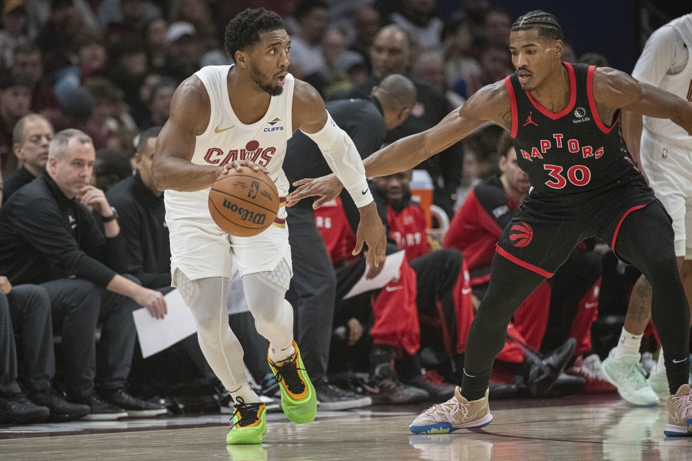 Mitchell's 26 points help Cavs improve to 17-1, stay perfect at home with 122-108 win over Raptors | iNFOnews.ca