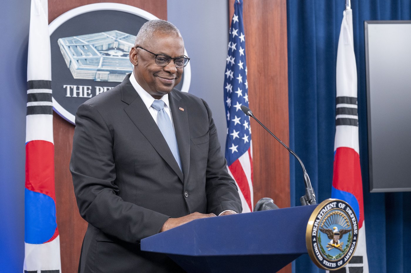 Pentagon chief presses military to carry out a smooth transition and obey all lawful orders | iNFOnews.ca