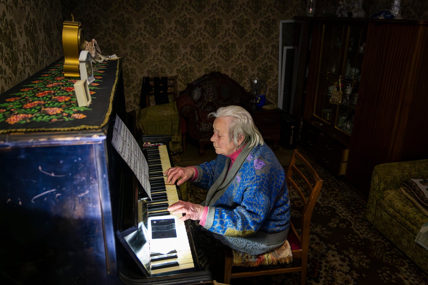 Photos show Ukrainians enduring a frigid winter after Russian strikes knocked out power | iNFOnews.ca
