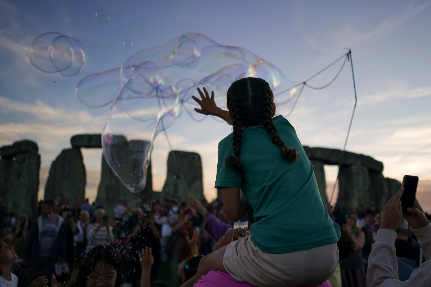 Welcoming the longest day at Stonehenge, in photos | iNFOnews.ca