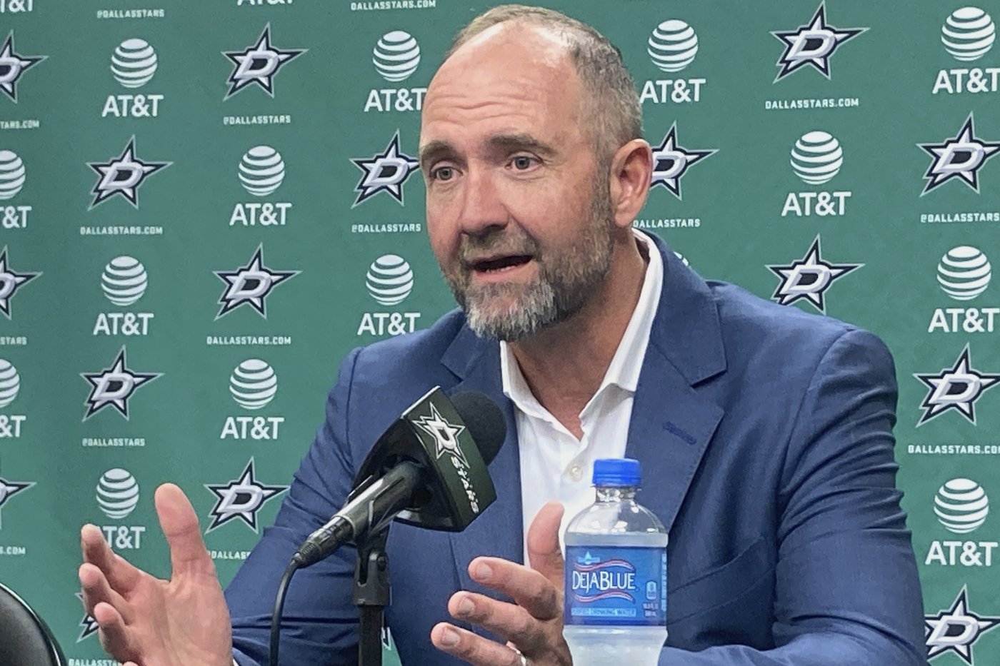 Dallas Stars coach Pete DeBoer back after having an appendectomy during training camp | iNFOnews.ca