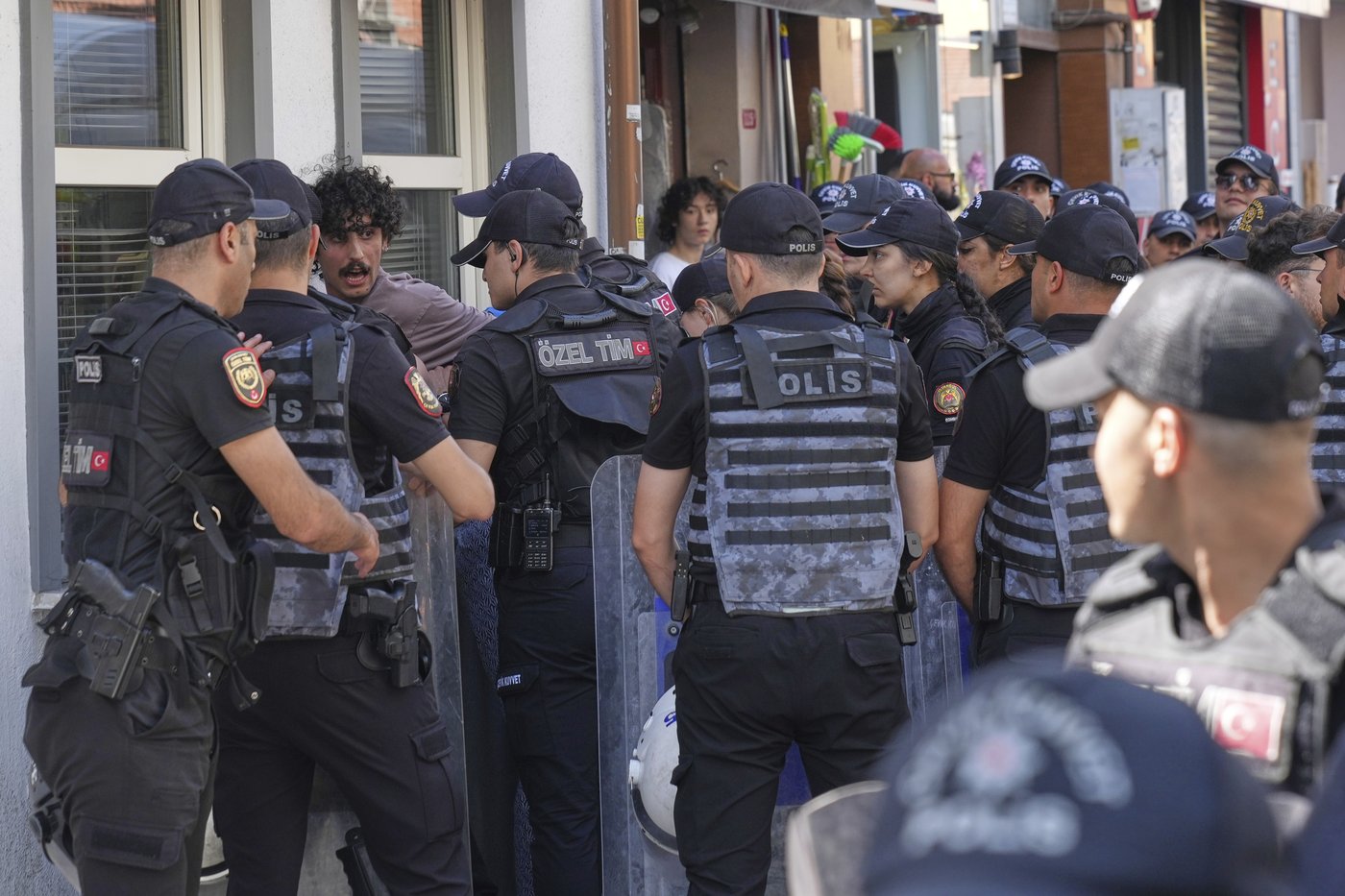 Turkish police detain over 50 people in crackdown on Istanbul Pride march | iNFOnews.ca