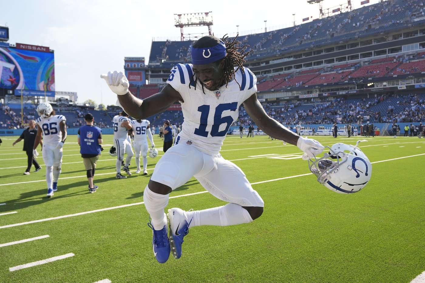 Joe Flacco throws two TD passes as the battered Colts beat the Titans 20-17 | iNFOnews.ca