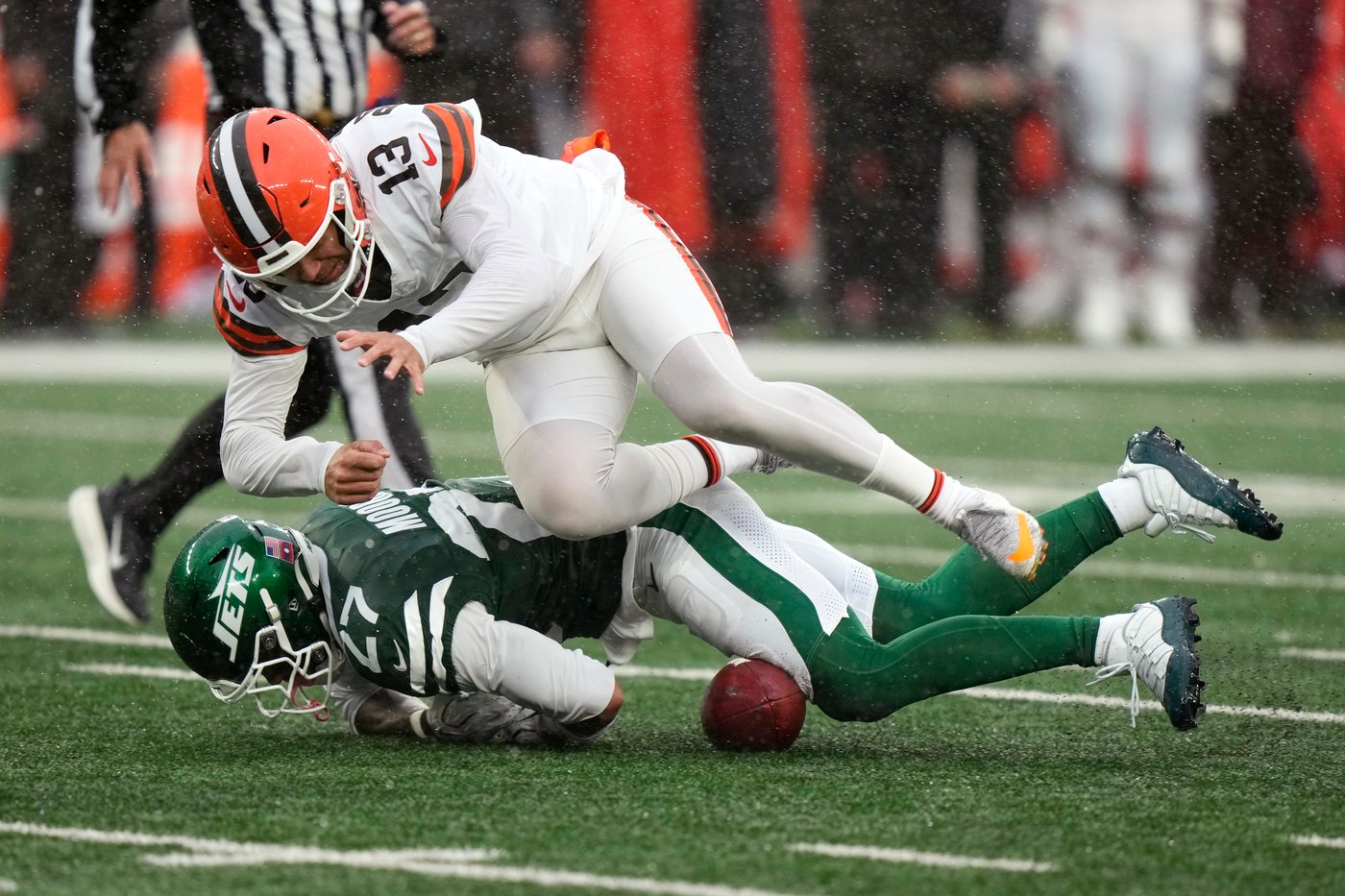 A late botched punt in rain helps sink Browns in loss to Jets that ends 3-game win streak | iNFOnews.ca