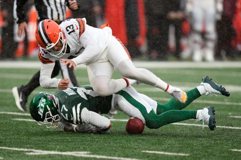A late botched punt in rain helps sink Browns in loss to Jets that ends 3-game win streak | iNFOnews.ca