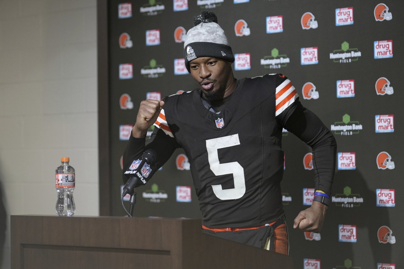 Winston's performance in snowy win over Steelers adds new layer to Browns' quarterback conundrum | iNFOnews.ca