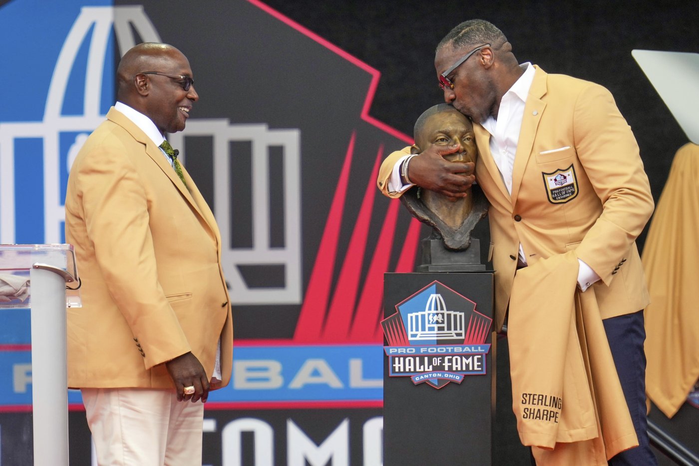 Sterling Sharpe gives fellow Pro Football Hall of Fame brother Shannon his gold jacket | iNFOnews.ca Sterling Sharpe gives fellow Pro Football Hall of Fame brother Shannon his gold jacket | iNFOnews.ca