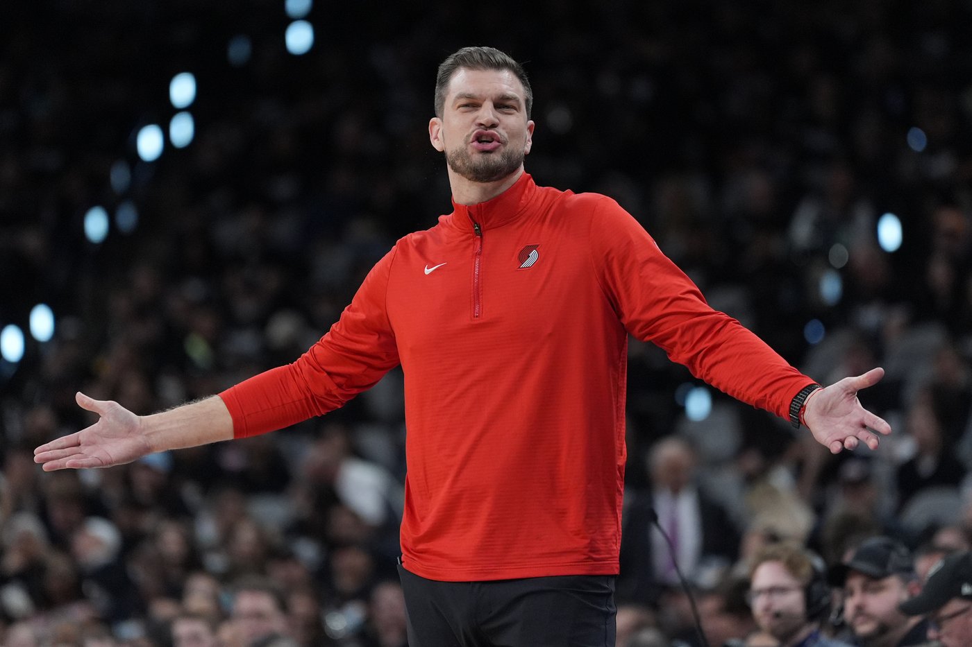 Splitter led the Blazers to the playoffs as a 1st-time NBA head coach but his future is uncertain | iNFOnews.ca Splitter led the Blazers to the playoffs as a 1st-time NBA head coach but his future is uncertain | iNFOnews.ca