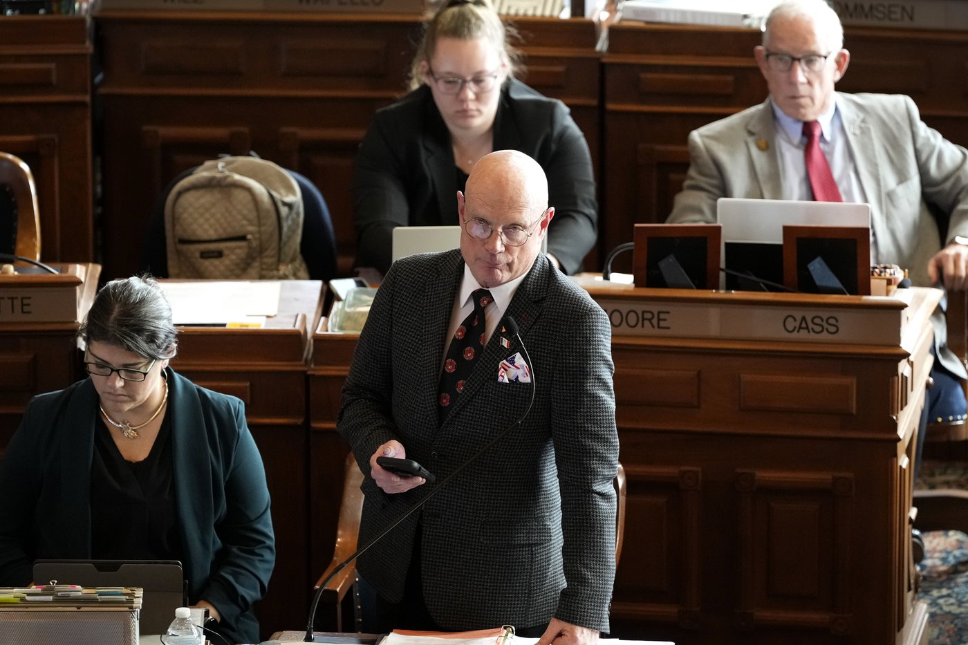 Iowa's governor signs a bill removing gender identity protections from the state’s civil rights code | iNFOnews.ca Iowa's governor signs a bill removing gender identity protections from the state’s civil rights code | iNFOnews.ca