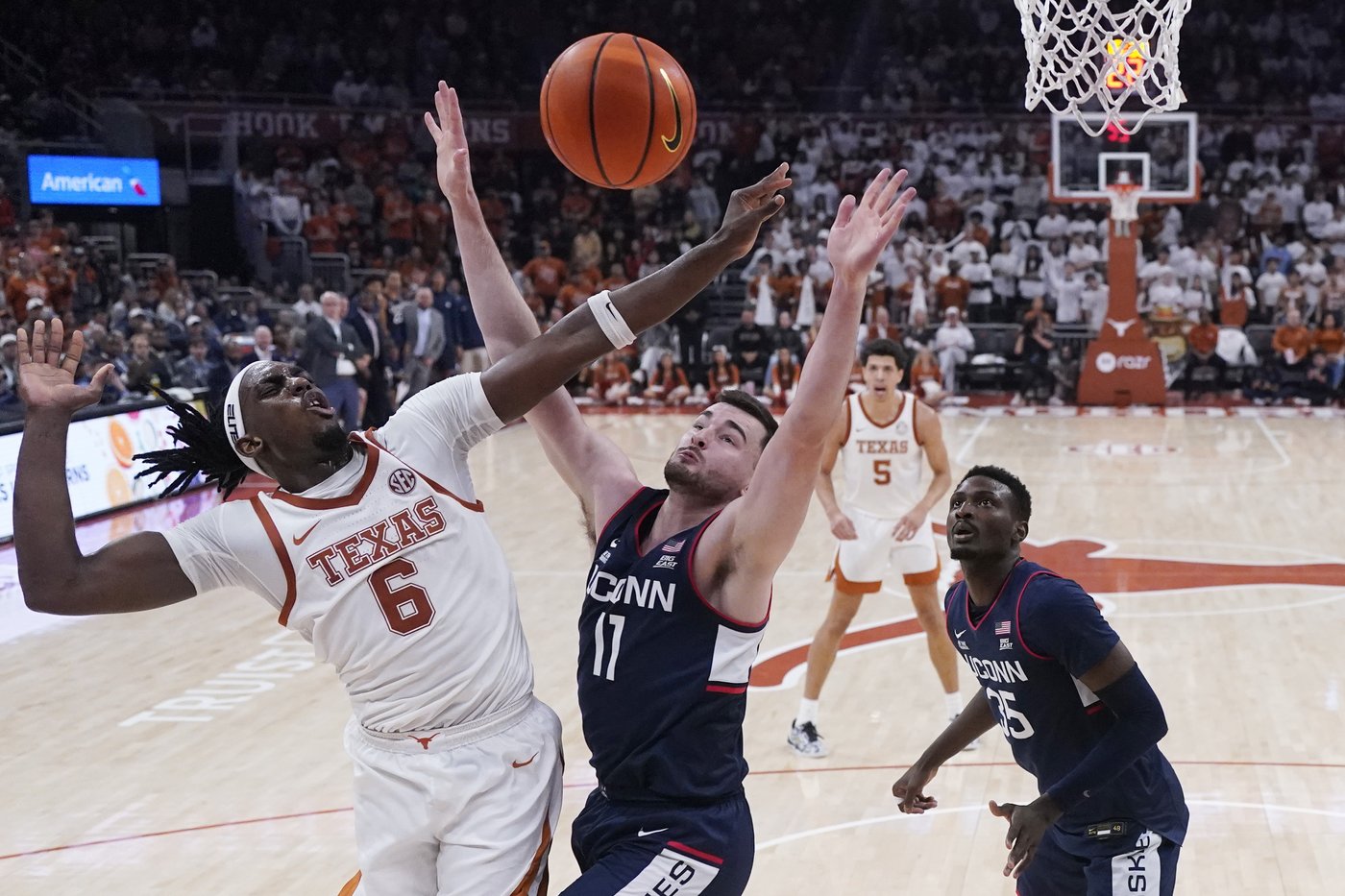 Hurley, Karaban forge strong link during title runs and help UConn shake off early slump this season | iNFOnews.ca