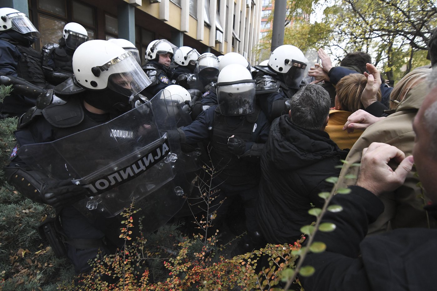 Protesters scuffle with police in Serbia as they demand arrests over a deadly roof collapse | iNFOnews.ca Protesters scuffle with police in Serbia as they demand arrests over a deadly roof collapse | iNFOnews.ca