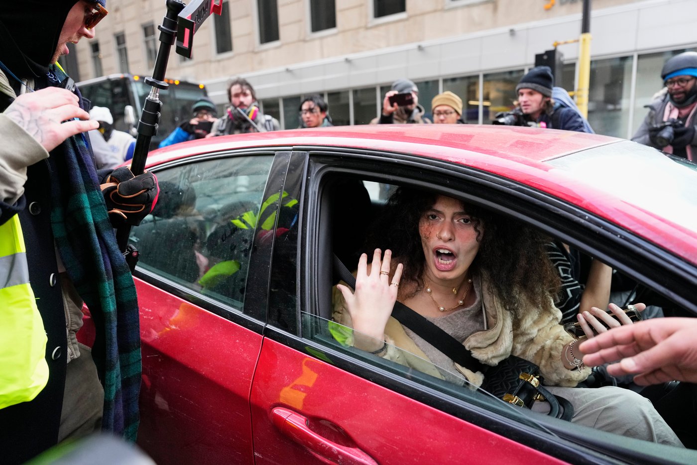 Photos show anti-ICE crowd chase off pro-ICE demonstrators from Minneapolis streets | iNFOnews.ca